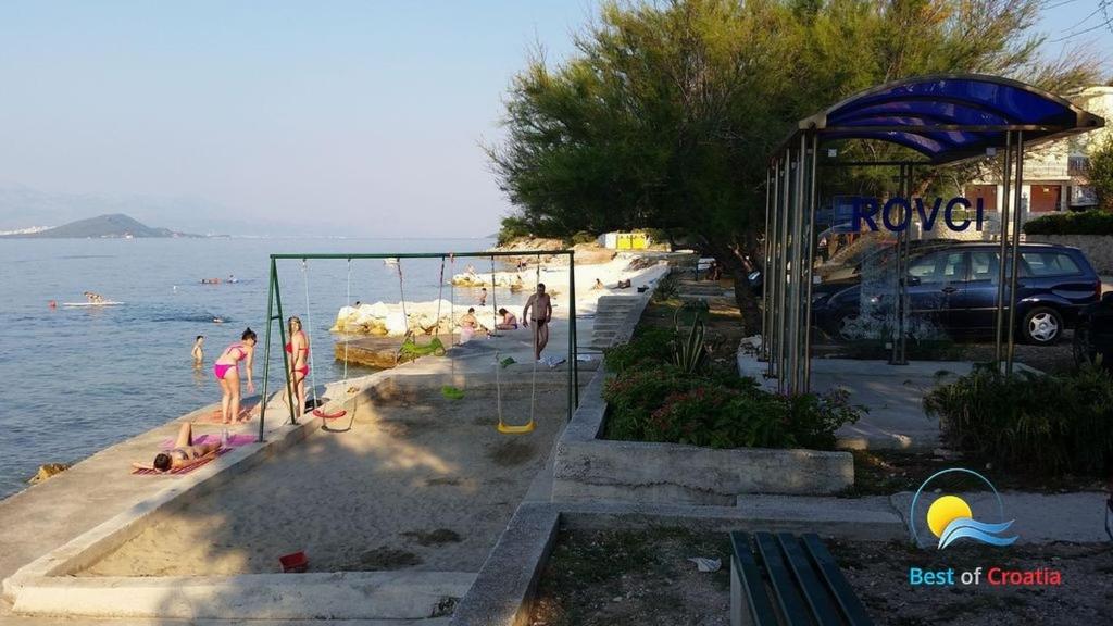 Strand noch 50 Meter von der Wohnung entfernt mit einem Kinderspielplatz