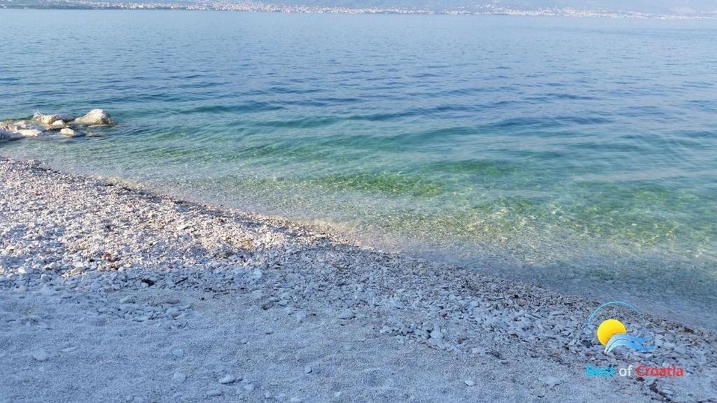 Strand noch 50 Meter von der Wohnung entfernt welches sowohl einen Beton- als auch einen Kiesabschnitt hat