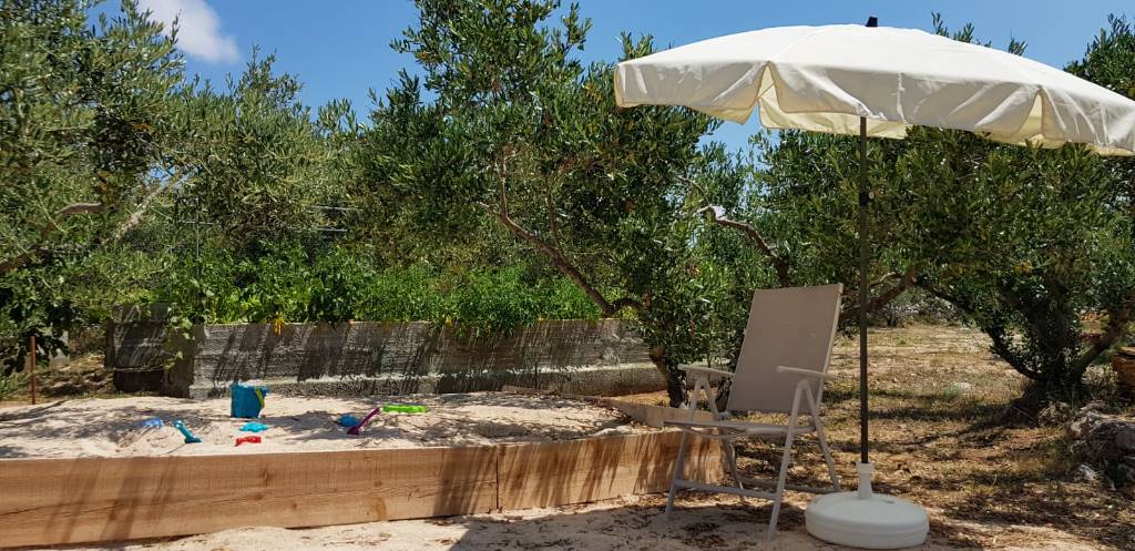 ein Spielplatz für Kinder im Sand