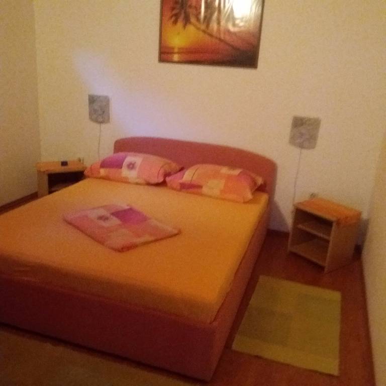 Schlafzimmer mit Doppelbett