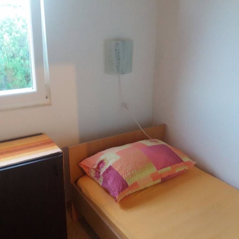 Schlafzimmer mit zwei Einzelbetten .