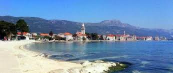 Gabine Strand ist nur fünf Minuten zu Fuß von unserem kuće.Uz es gibt ein Café und ein Kinderpark für Kinder mit guten Schatten.