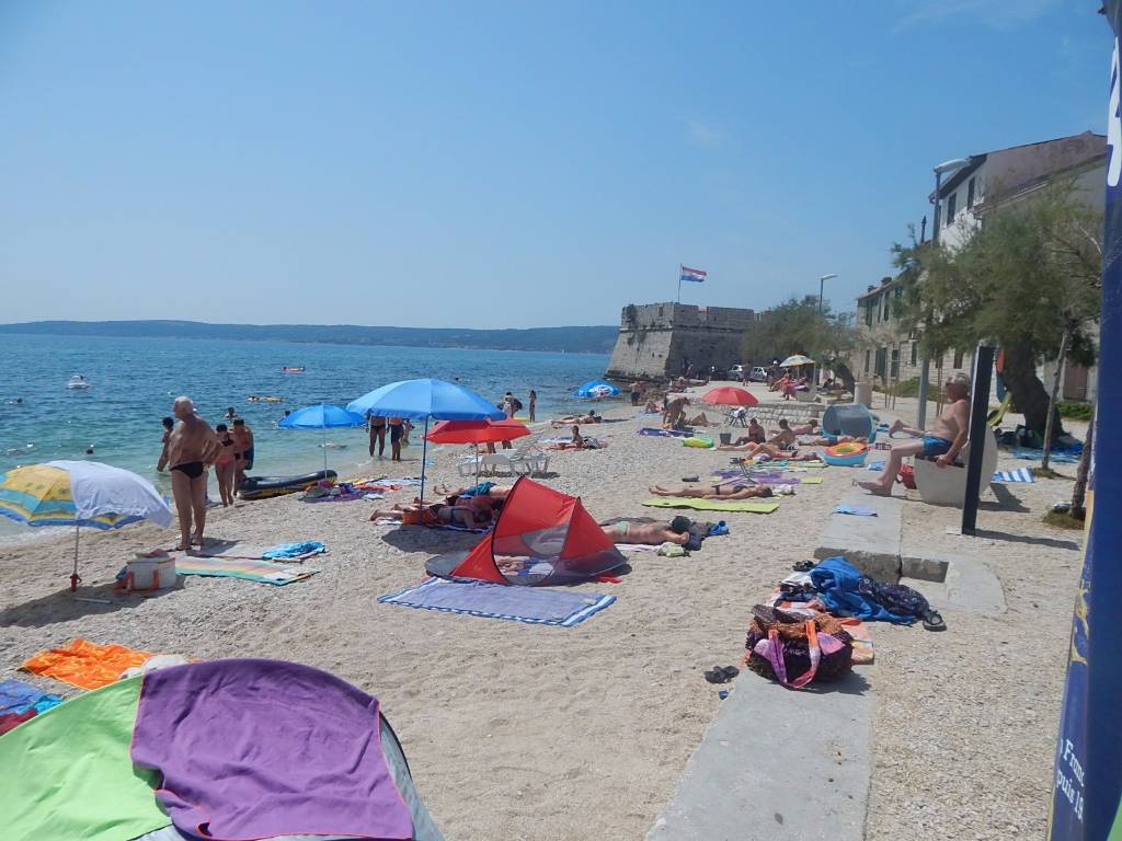 Gabine Strand ist nur fünf Minuten zu Fuß von unserem kuće.Uz es gibt ein Café und ein Kinderpark für Kinder mit guten Schatten.