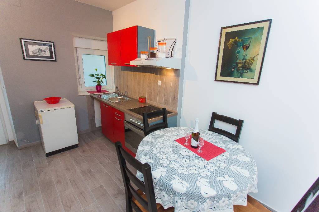 Diese Wohnung befindet sich im Erdgeschoss und verfügt über zwei Schlafzimmer, Küche, Bad und in der Regel kann auf der Terrasse nicht kommen.