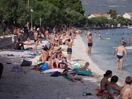 Gabine Strand ist nur fünf Minuten zu Fuß von unserem kuće.Uz es gibt ein Café und ein Kinderpark für Kinder mit guten Schatten.