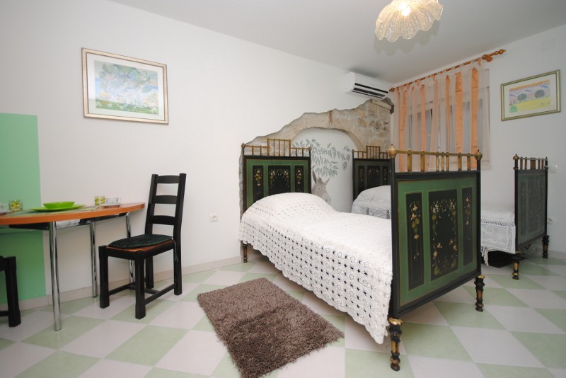 Studio-Wohnung im Erdgeschoss unseres Hauses ist und zugänglich für Behinderte .Rampa, Türen breit 1.20 Hohe bequeme Betten