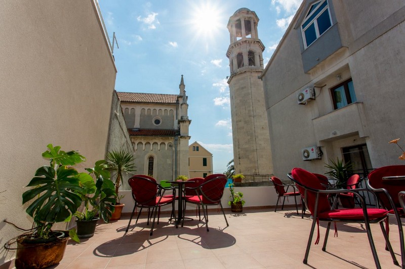 Terrasse im ersten Stock unseres Hauses und alle Mieter können nome verwenden