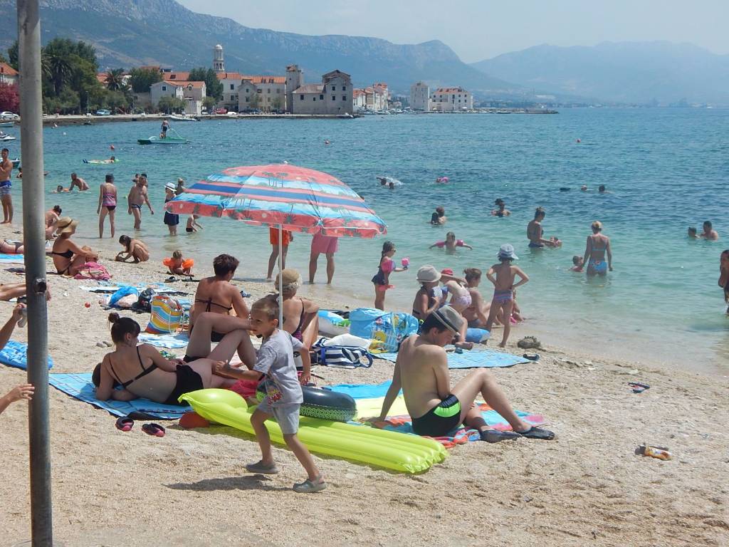 Gabine Strand ist nur fünf Minuten zu Fuß von unserem kuće.Uz es gibt ein Café und ein Kinderpark für Kinder mit guten Schatten.