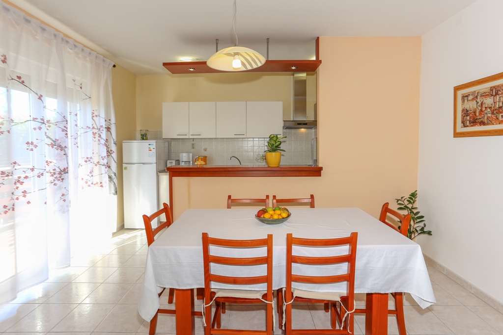 Esszimmer mit Küche