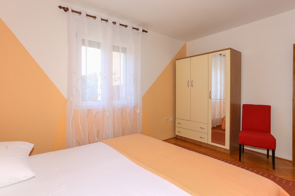 Schlafzimmer mit Doppelbett