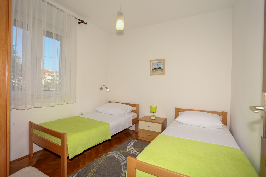 Das Schlafzimmer mit zwei Einzelbetten