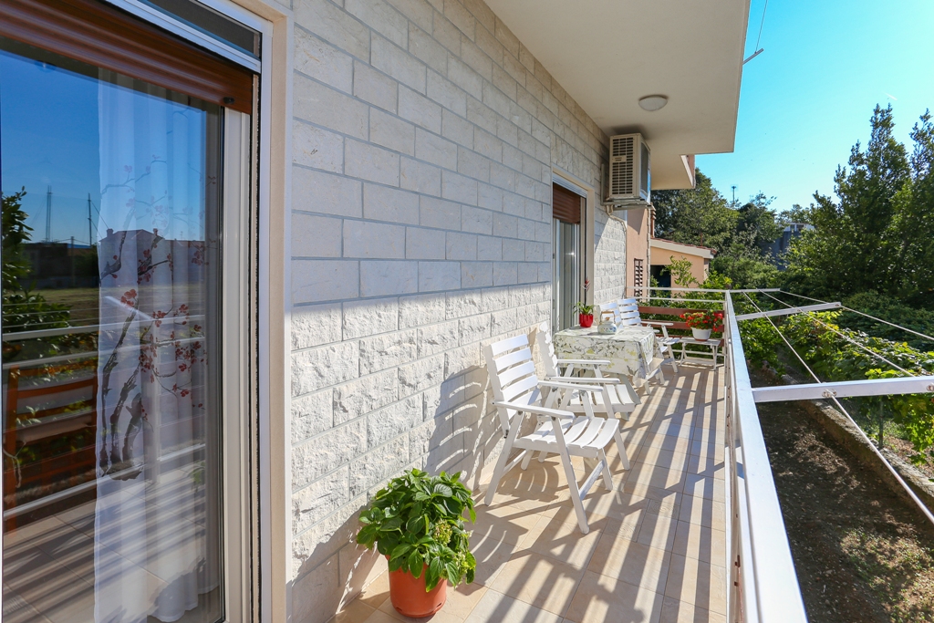 Balkon mit Sole und Stühlen