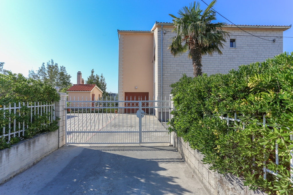 VaVor dem Eingang zum Grundstücknjski ulaz na posjed