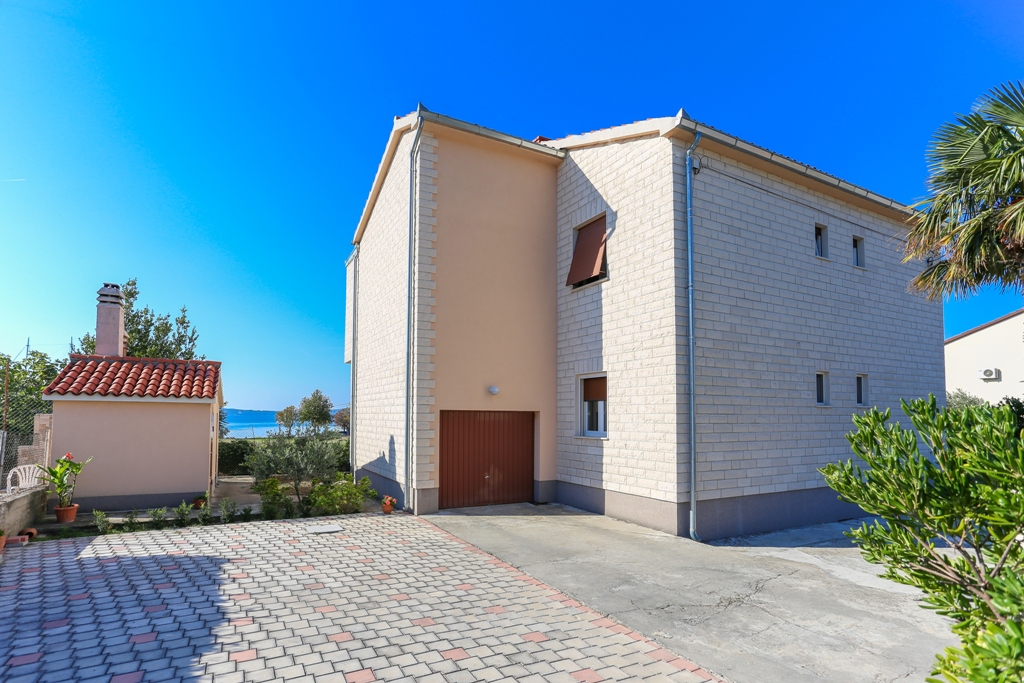 Das Haus und Parkplatz