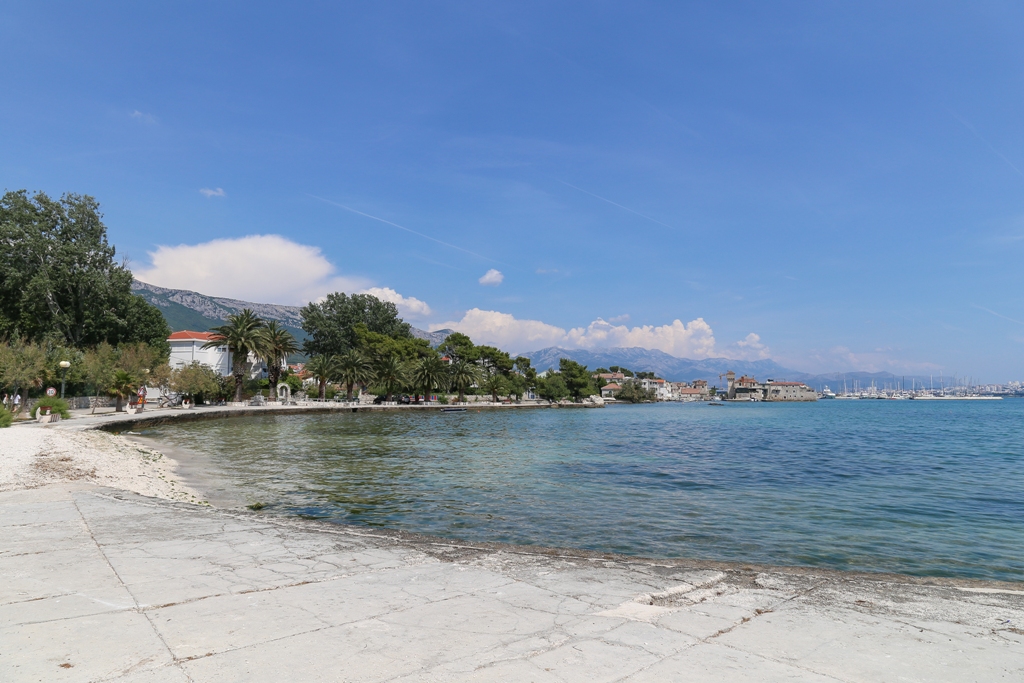 Strand mit Kastilac im Hintergrund auf der Westseite