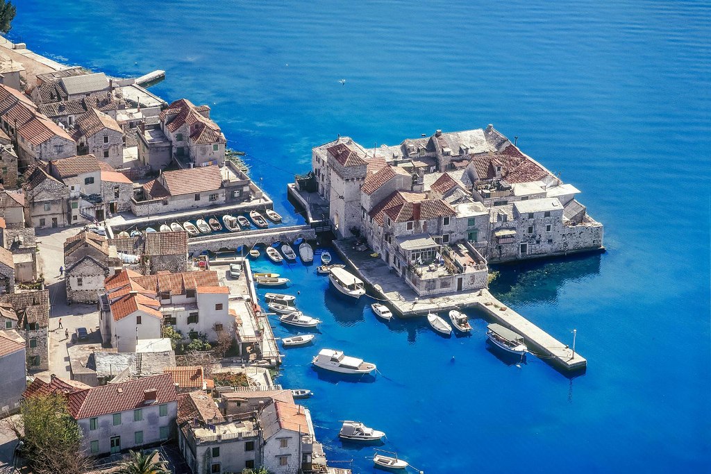 Blick auf Kaštilac aus der luft