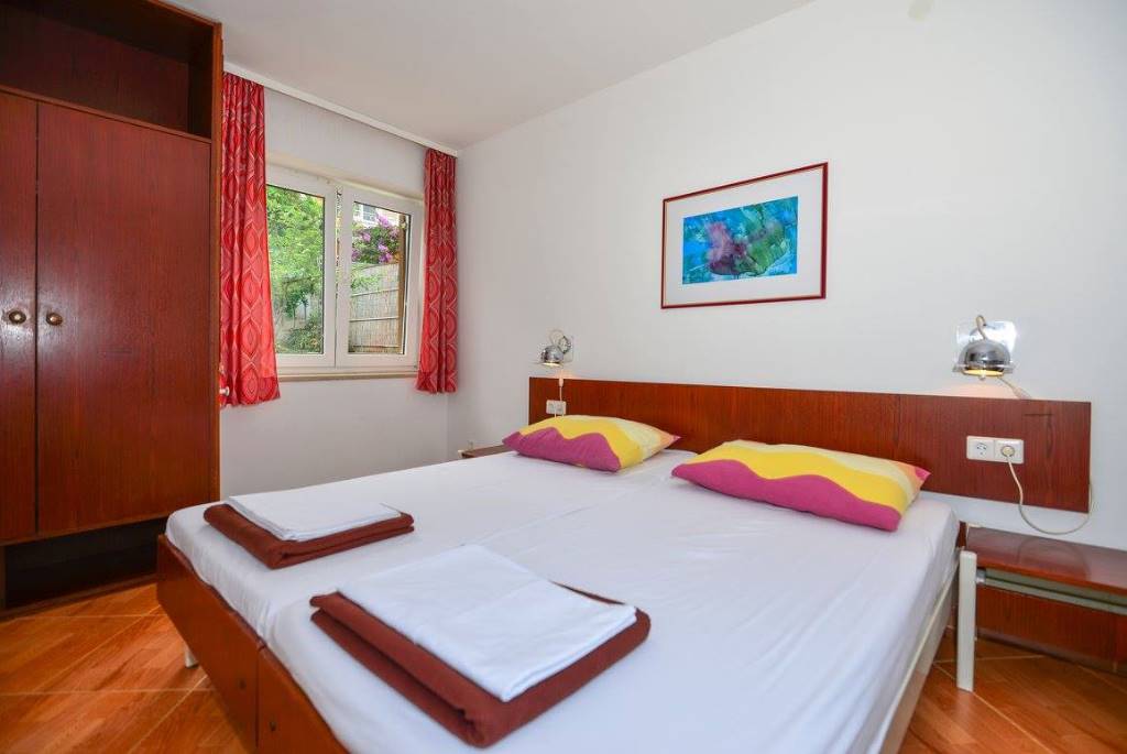 Schlafzimmer mit insgesamt 3 Betten