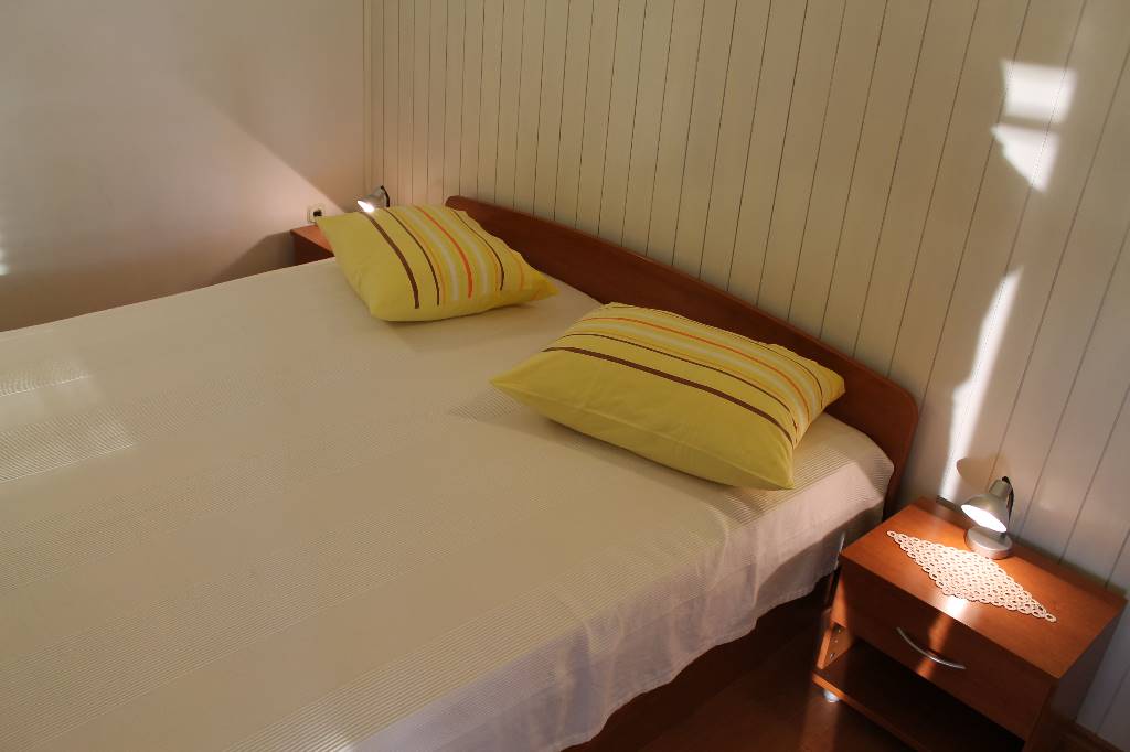 A4 - Schlafzimmer mit  grossem Doppelbett und Saf.TV.