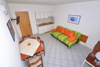 Wohnraum Apartment 4 mit Kuche und 2Zugaenge zur Terasse