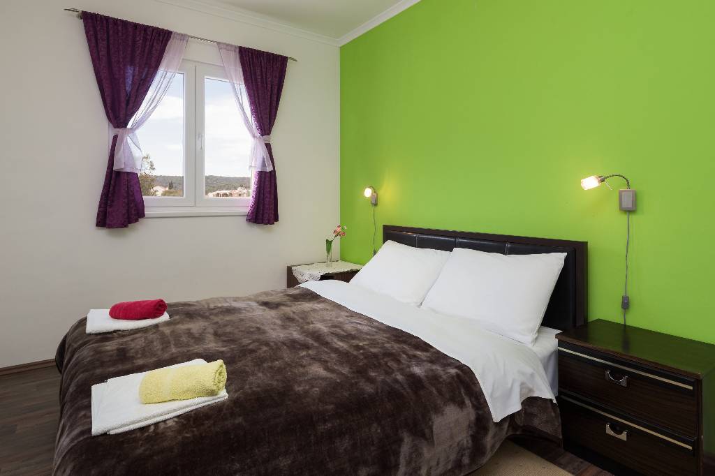 Doppelbett im Zimmer