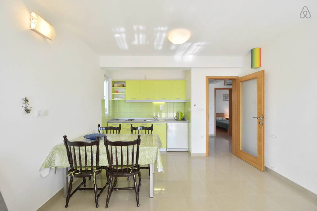 zweite Etage, Küche, Wohnzimmer