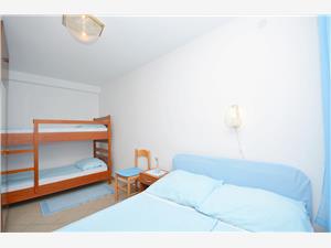 U spavačoj sobi nalazi se krevet na kat.