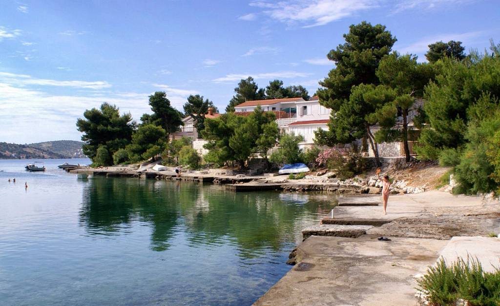 plaža ispod kuće,koja je betonirana.