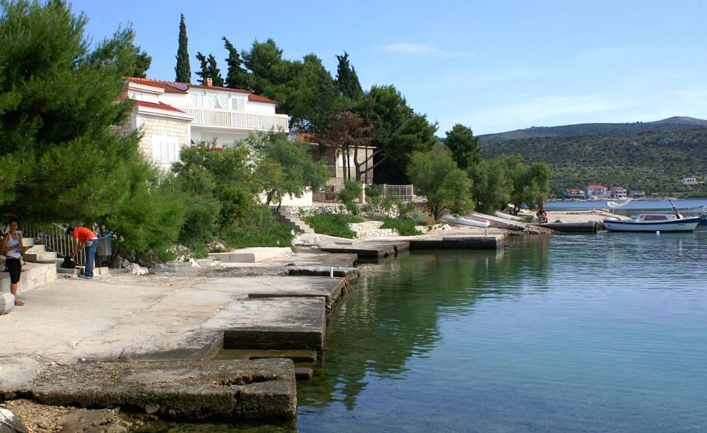 Betonirana plaža ispred kuće.