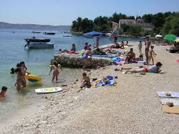 Pješčana plaža ,koja je udaljena 40m od kuće,pogodna za malu djecu.