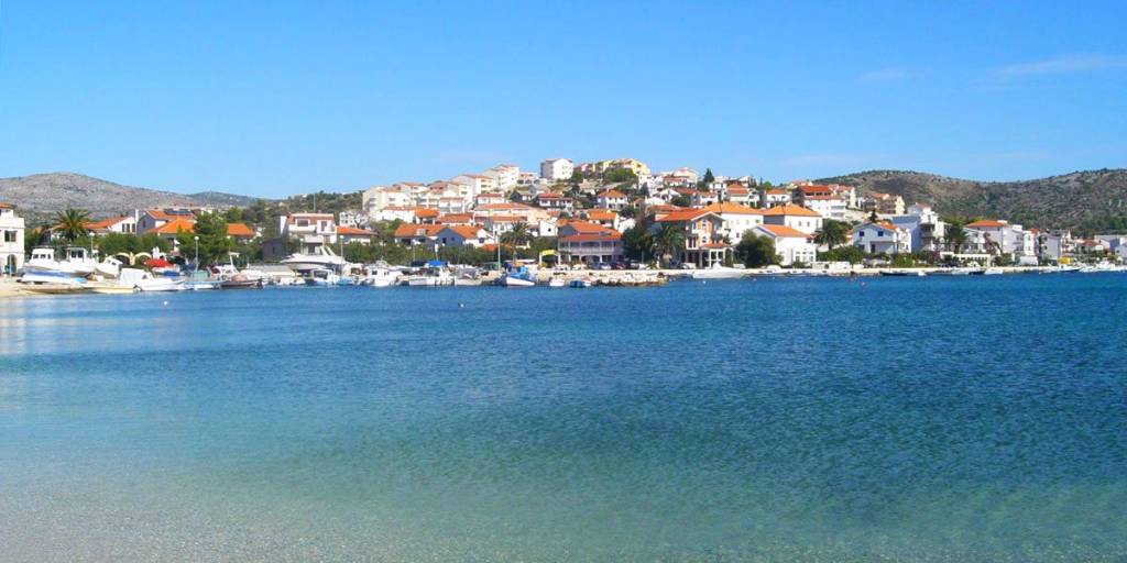 pogled s otoka na novi dio naselja.