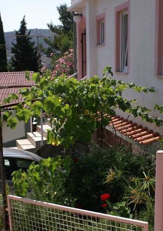 Dio kuće sa ulazom u garažu.