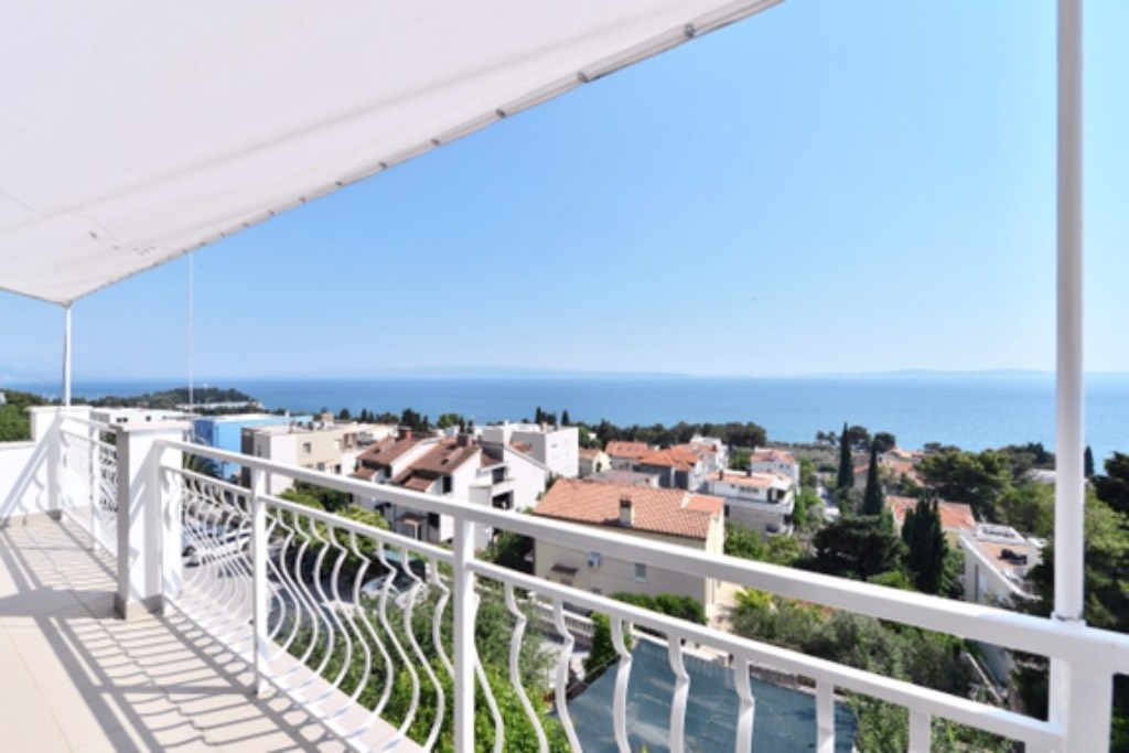 Blick von der Terrasse auf die Stadt und den Hafen