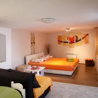 Die Außenterrasse ist für wundervolle Morgen in Stille, während die Stadt erwacht, und angenehme Abende bei einem Glas Wein ausgestattet.