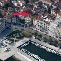 Aufgrund seiner Lage ist es sehr praktisch, neu ausgestattet und einfach zu bedienen.
Charmante, komplett renovierte Wohnung in einem authentischen al