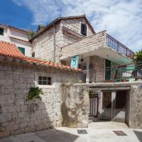 Die Wohnung befindet sich im 1. Stock eines Steinhauses und verfügt über einen separaten Eingang von einer sehr ruhigen Straße.