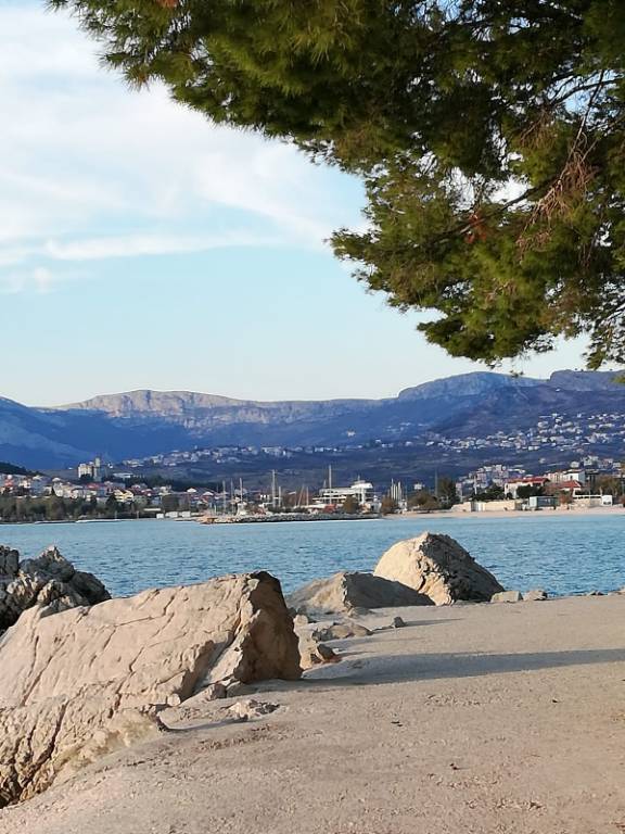 Ferienwohnung Pogled na more, potpuno opremljeni, besplatni wifi, parking, velika terasa sa sadržajima. in Podstrana, Mitteldalmatien Split Kroatija Strande in der Nahe.