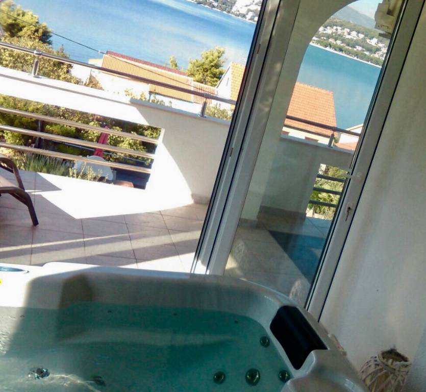 Balkon mit Jakuzi und Meeressicht