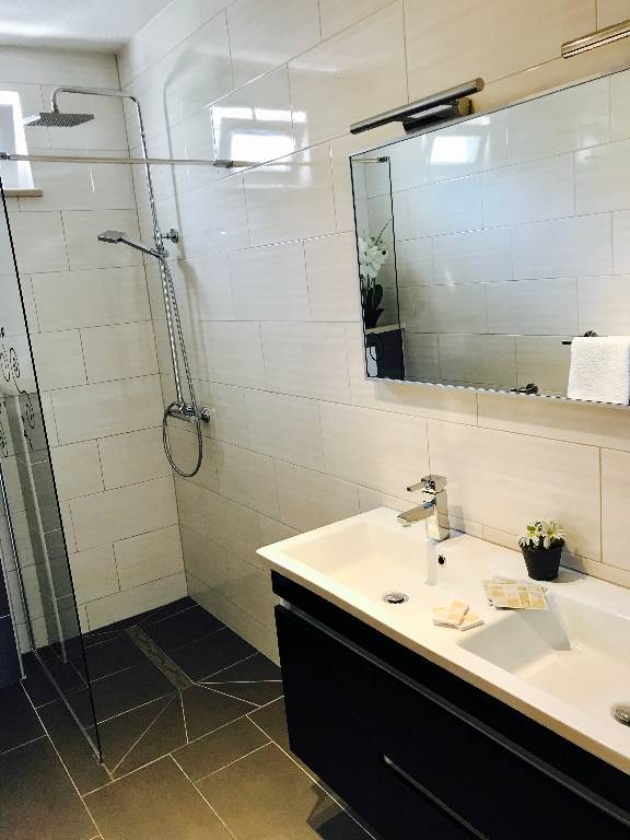 Moderne Dusche mit Fenster