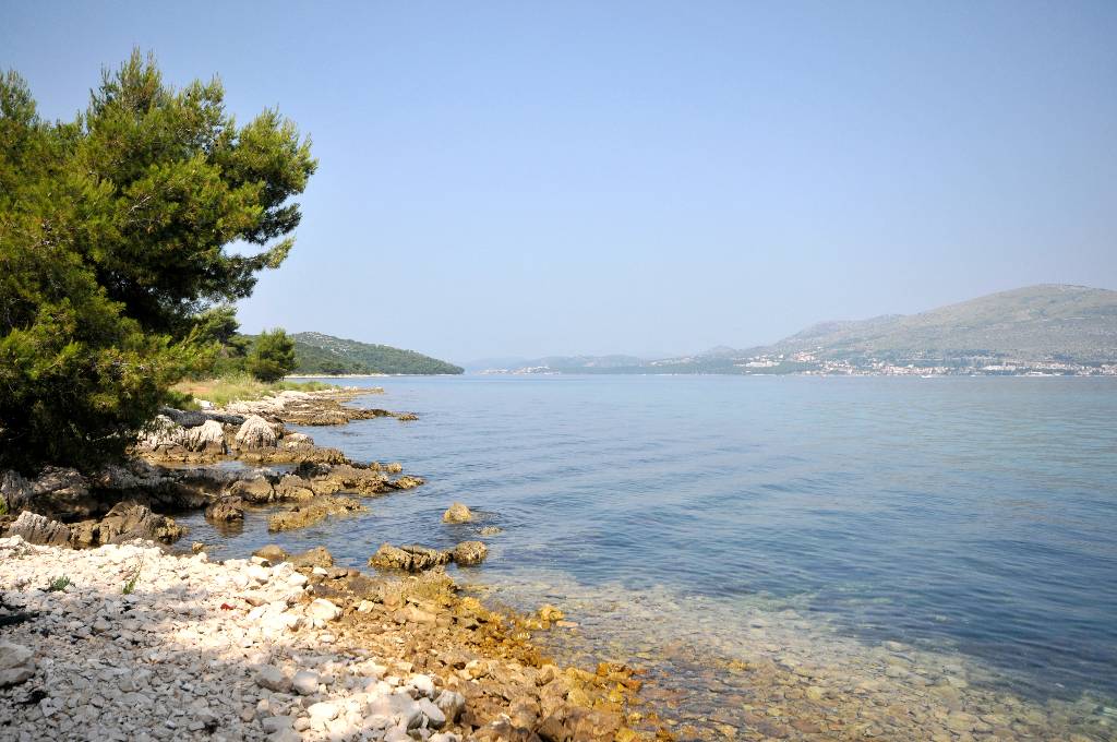 Links abgeliegene Strand