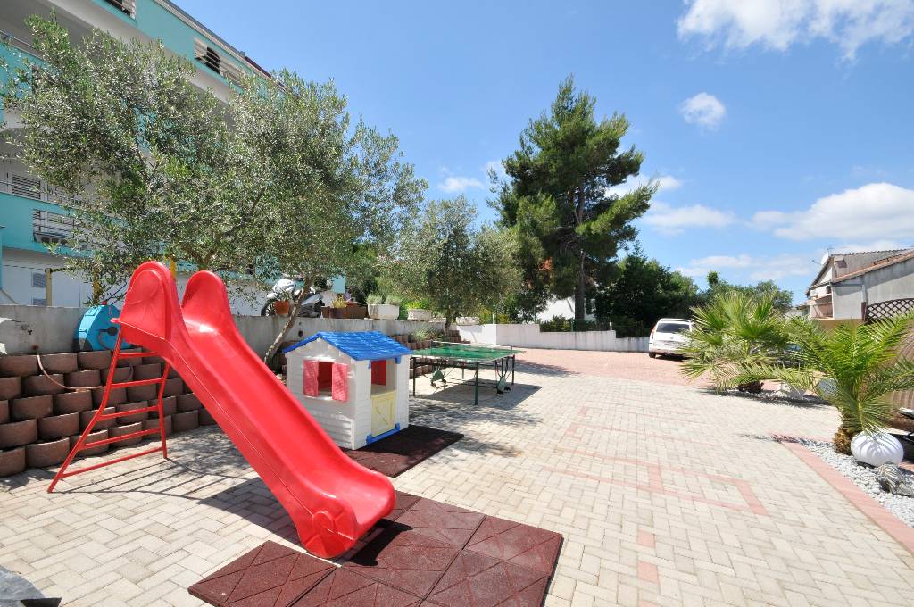 Kinderrutsche und Tischtenis