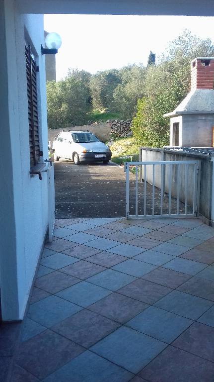 Eingang zur Wohnung, Parkplatz, Grill-Kamin