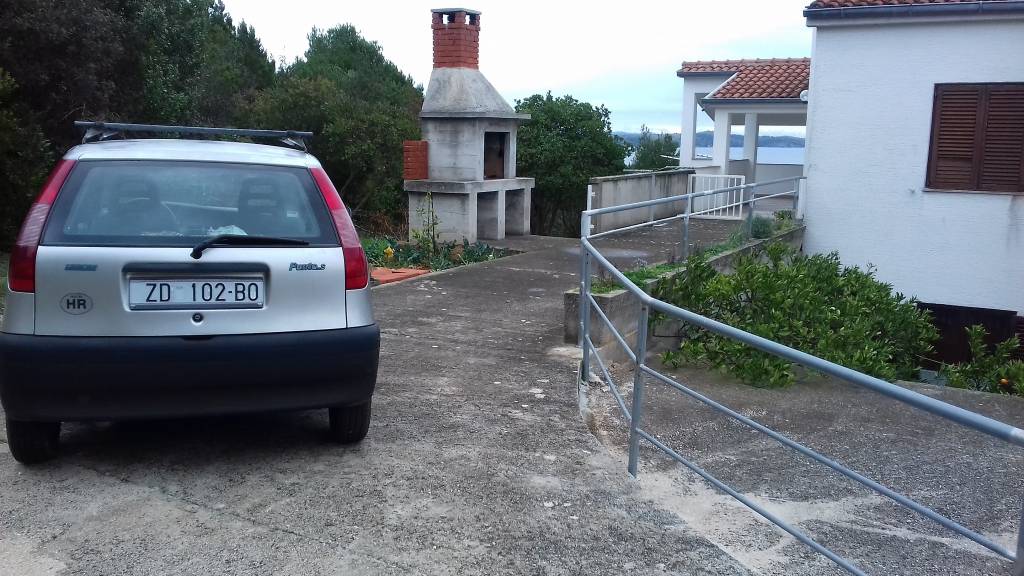 Eingang zur Wohnung, Parkplatz, Grill-Kamin