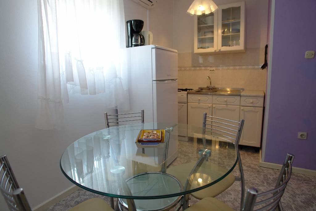 Küche und Esszimmer sind in einem Raum