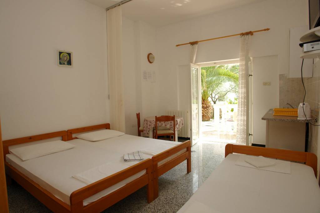 Schlafzimmer, Mini-Küche und Esszimmer sind in einem Raum