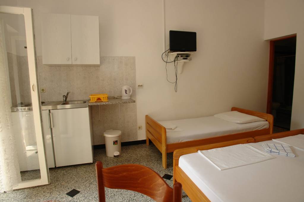 Schlafzimmer, Mini-Küche und Esszimmer sind in einem Raum