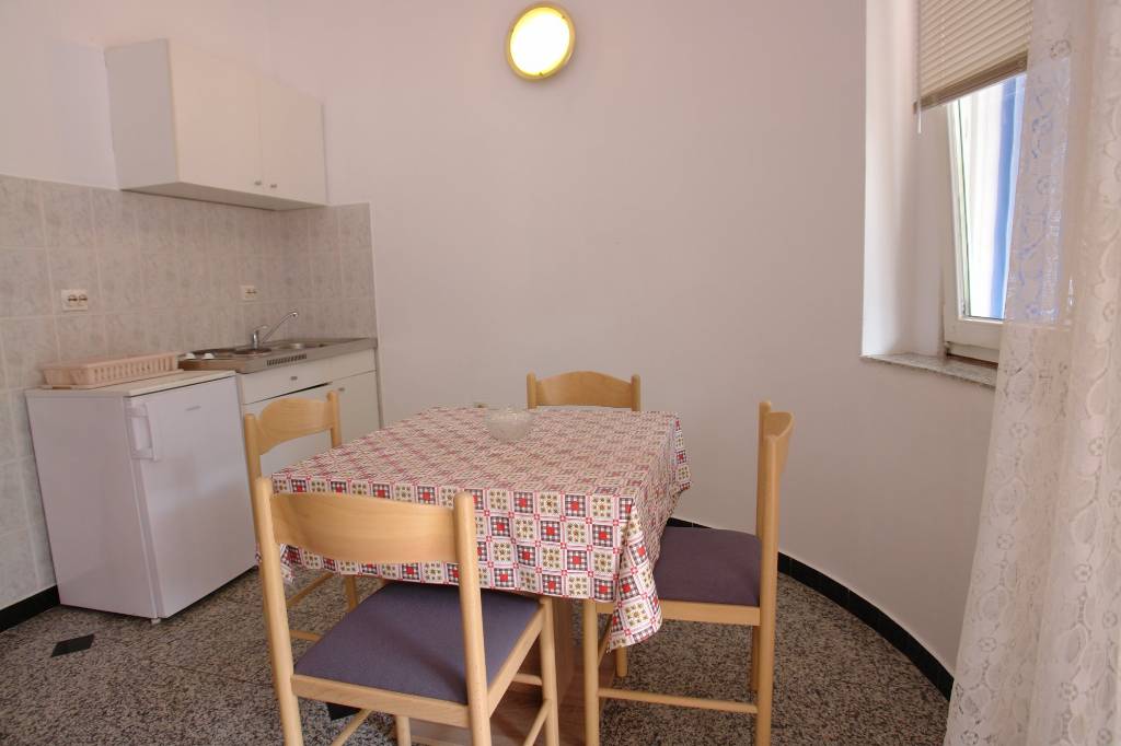 Schlafzimmer, Mini-Küche und Esszimmer sind in einem Raum