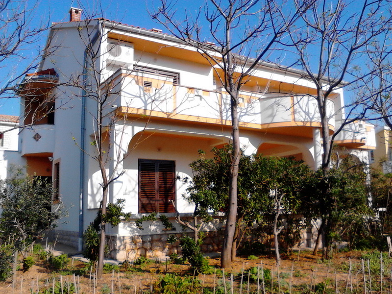 Apartmán Das Haus in einer sonnigen Lage mit einem Garten in der grünen und Schatten,100 M vom Sandstrand, Pag, Norddalmatien Insel Pag Chorvatsko