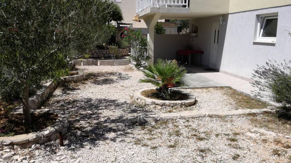 Die Wohnung hat eine Terrasse mit wunderschönem Blick auf den Garten und friedliche Atmosphäre.