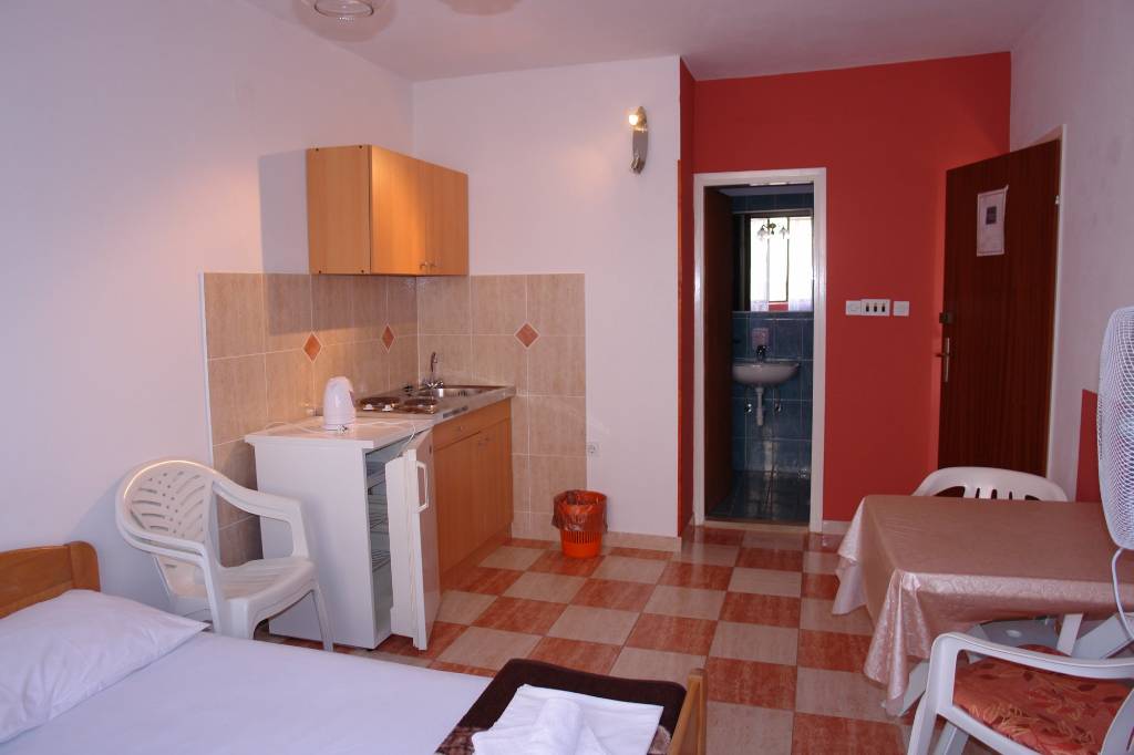 Schlafzimmer, Mini-Küche und Esszimmer sind in einem Raum