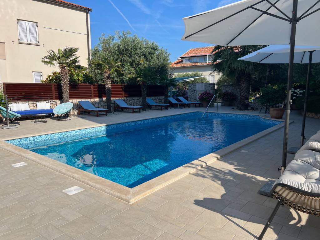 Haus mit Schwimmbad NovaljaUnterkunft in ruhiger Umgebung